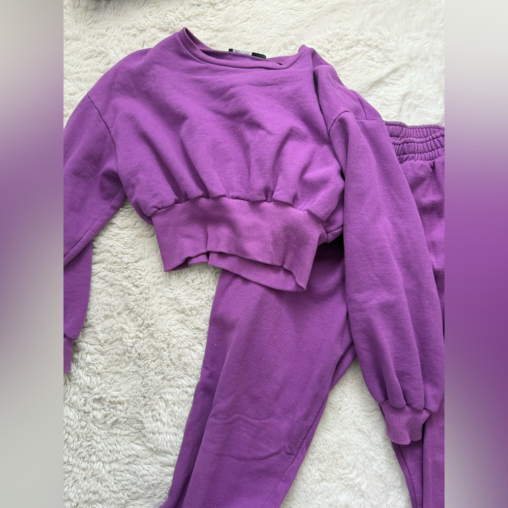 Boohoo Purple set, Joggers and cropped sweatshirt